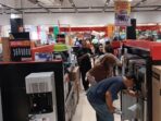 Transmart Menyajikan Diskon Besar, Elektronik Diserbu Pengunjung