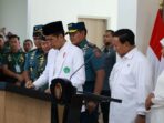 Presiden Joko Widodo (Jokowi) dan Prabowo Subianto, yang saat itu menjabat Menteri Pertahanan, bekerja sama untuk mengirim bantuan kemanusiaan ke Palestina. Bantuan tersebut berupa makanan, obat-obatan, dan perlengkapan lainnya yang dibutuhkan oleh warga Palestina yang terdampak konflik di wilayah tersebut. Langkah ini diambil sebagai bentuk solidaritas Indonesia terhadap rakyat Palestina dan sebagai upaya untuk membantu meringankan penderitaan mereka di tengah situasi konflik yang terus berlanjut. Bantuan tersebut merupakan manifestasi dari kepedulian Indonesia terhadap isu kemanusiaan di Kancah Internasional.