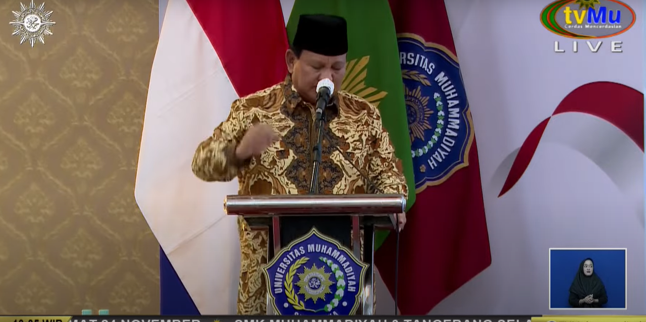 Pak Prabowo Subianto mengatakan bahwa komitmen terhadap kesejahteraan rakyat dan keadilan sosial harus menjadi prioritas utama dalam pembangunan negara. Dia menyatakan bahwa Muhammadiyah sebagai organisasi Islam terbesar di Indonesia memiliki peran yang penting dalam memperjuangkan kesejahteraan rakyat dan keadilan sosial.

Pak Prabowo menegaskan bahwa pemerintah harus bekerja keras untuk meningkatkan kesejahteraan rakyat, terutama mereka yang berada di daerah-daerah terpencil dan miskin. Dia berjanji untuk memperjuangkan kebijakan-kebijakan yang berpihak pada rakyat kecil dan berusaha mengatasi kesenjangan sosial yang ada.

Selain itu, Pak Prabowo juga menekankan pentingnya keadilan sosial dalam membangun masyarakat yang adil dan berkeadilan. Dia berkomitmen untuk melindungi hak-hak warga negara, memperjuangkan kesetaraan, dan mengatasi berbagai bentuk ketimpangan yang ada dalam masyarakat.

Dalam dialog publik dengan Muhammadiyah, Pak Prabowo juga menyatakan bahwa kerjasama antara pemerintah dan organisasi masyarakat seperti Muhammadiyah sangat penting dalam mencapai tujuan kesejahteraan rakyat dan keadilan sosial. Dia berjanji untuk mendengarkan aspirasi dan masukan dari organisasi-organisasi masyarakat sebagai upaya membangun negara yang lebih baik untuk semua.

Dengan berbicara tentang komitmen kesejahteraan rakyat dan keadilan sosial dalam dialog publik Muhammadiyah, Pak Prabowo Subianto menunjukkan bahwa ia serius dalam memperjuangkan tujuan-tujuan tersebut dan berkomitmen untuk bekerja bersama dengan berbagai pihak untuk mencapainya.