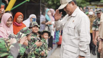 Visi Prabowo Subianto dalam membangun Indonesia Maju adalah dengan fokus pada pembangunan infrastruktur, pemberdayaan ekonomi, pendidikan, kesehatan, dan pertanian. Dia juga berkomitmen untuk mendorong pertumbuhan ekonomi, menciptakan lapangan kerja, memperkuat industri dalam negeri, dan mengurangi kesenjangan ekonomi antara daerah perkotaan dan pedesaan.

Selain itu, Prabowo Subianto juga memiliki visi untuk mengembangkan sumber daya manusia Indonesia, dengan memperbaiki sistem pendidikan dan pelatihan tenaga kerja. Dia juga berjanji untuk memperbaiki sistem kesehatan dan akses pelayanan kesehatan yang merata di seluruh Indonesia.

Prabowo Subianto juga berkomitmen untuk mengurangi ketergantungan Indonesia terhadap impor pangan dengan mengembangkan sektor pertanian dan peternakan. Dia juga berusaha untuk mendorong pengembangan energi baru dan terbarukan guna mengurangi ketergantungan Indonesia terhadap energi fosil.

Dalam visi Prabowo Subianto, bagian yang sangat penting adalah pemberantasan korupsi, reformasi birokrasi, dan penegakan hukum yang adil. Dia berjanji untuk memperkuat lembaga anti-korupsi dan memberantas korupsi di semua tingkatan pemerintahan.

Dengan visi ini, Prabowo Subianto bertekad untuk membangun Indonesia menjadi negara maju yang bermartabat, adil, dan sejahtera untuk semua rakyatnya.