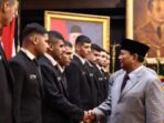 Prabowo Subianto, Menteri Pertahanan Indonesia, dengan senang hati menyambut kedatangan 22 mahasiswa Palestina di Universitas Pertahanan (Unhan) dalam acara yang diselenggarakan untuk mempererat hubungan antara Indonesia dan Palestina. Dalam sambutannya, Prabowo menyatakan dukungan Indonesia terhadap Palestina dan pentingnya kerjasama antara kedua negara dalam bidang pendidikan dan pertahanan. Dia juga berharap agar kedatangan mahasiswa Palestina tersebut dapat memperkaya pengalaman akademis mereka dan membantu memperluas wawasan mereka tentang Indonesia. Acara ini diharapkan dapat menjadi langkah awal yang positif dalam mempererat hubungan antara kedua negara.