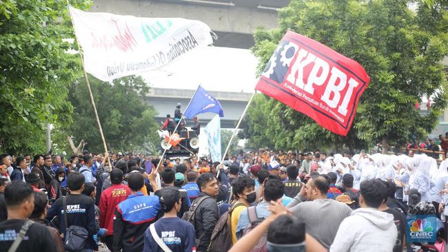 Macet Parah di Tol Bekasi Karena Dampak Aksi Demo Buruh