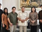 Erick Thohir, seorang pengusaha dan salah satu pendiri Partai Solidaritas Indonesia (PSI), memberikan dukungan kepada Prabowo Subianto, mantan calon presiden Indonesia. Dalam sebuah pernyataan, Thohir menegaskan bahwa Prabowo memiliki visi yang jelas dan komitmen yang kuat terhadap pembangunan Indonesia. Ia juga menyatakan keyakinannya bahwa Prabowo akan mampu memimpin Indonesia menuju masa depan yang lebih baik. Dukungan dari Erick Thohir dianggap sebagai salah satu dukungan penting untuk kampanye politik Prabowo Subianto.