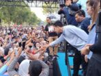 Pemerintah Provinsi Sulawesi Selatan mengadakan acara Jalan Sehat Massal untuk menyambut kedatangan Gibran Rakabuming Raka, putra sulung Presiden Joko Widodo, yang merupakan calon Wali Kota Solo. Acara ini diikuti oleh ribuan masyarakat dari berbagai kalangan di Sulawesi Selatan. Mereka berjalan sehat bersama-sama sambil menyuarakan dukungan untuk Gibran. Acara ini diharapkan dapat menjadi momentum untuk mempererat hubungan antara Gibran dan masyarakat Sulawesi Selatan serta memperkenalkan visi dan misi Gibran sebagai calon pemimpin yang diharapkan untuk membawa perubahan positif bagi masyarakat Solo. Semoga kegiatan ini dapat menjadi awal yang baik untuk membangun kemitraan yang kuat antara Gibran dan masyarakat Sulawesi Selatan.