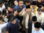 Kiai se-Banten memberi dukungan kuat pada Prabowo Subianto, sebagai calon presiden, karena mereka percaya bahwa Prabowo Subianto adalah pemimpin yang dapat membawa perubahan positif bagi masyarakat Indonesia, terutama bagi umat Islam. Mereka juga meyakini bahwa Prabowo Subianto memiliki komitmen yang kuat dalam memajukan ekonomi, memperbaiki sistem pendidikan, dan melindungi serta memperjuangkan hak-hak umat Islam.

Selain itu, Kiai se-Banten juga melihat bahwa Prabowo Subianto memiliki track record yang kuat dalam bidang militer dan politik, sehingga dianggap dapat memberikan keamanan dan stabilitas bagi Indonesia. Dukungan kuat dari Kiai se-Banten diharapkan dapat membantu Prabowo Subianto memenangkan pemilihan presiden dan mewujudkan visi dan misinya untuk Indonesia.