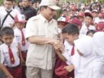 Prabowo Subianto dan Gibran Rakabuming Raka, yang merupakan Menteri Pertahanan dan Wali Kota Solo, telah berupaya memberikan asam folat dan vitamin D secara gratis kepada masyarakat. Kedua pria tersebut telah bekerja sama dengan berbagai pihak untuk mendistribusikan suplemen asam folat dan vitamin D kepada masyarakat, terutama kepada ibu hamil, anak-anak, dan orang dewasa yang membutuhkannya.

Upaya ini dilakukan sebagai bagian dari program kesehatan masyarakat yang bertujuan untuk meningkatkan kesejahteraan dan kesehatan masyarakat. Dengan memberikan asam folat dan vitamin D secara gratis, diharapkan dapat membantu masyarakat untuk memenuhi kebutuhan nutrisi yang penting bagi tubuh, terutama dalam memperkuat sistem kekebalan tubuh dan mencegah berbagai penyakit.

Prabowo dan Gibran juga telah melakukan berbagai kegiatan sosialisasi dan edukasi kepada masyarakat tentang pentingnya mengonsumsi asam folat dan vitamin D, serta manfaatnya bagi kesehatan tubuh. Mereka juga terus berupaya untuk meningkatkan akses masyarakat terhadap suplemen tersebut melalui program-program kesehatan dan kerjasama dengan pihak-pihak terkait.

Melalui upaya ini, diharapkan dapat memberikan dampak positif bagi kesehatan masyarakat dan membantu dalam menurunkan angka kekurangan gizi di Indonesia. Kami berharap dukungan dari semua pihak untuk terus mendukung upaya ini demi kesejahteraan dan kesehatan masyarakat yang lebih baik.