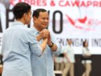 1. Membangun Image dan Citra Positif: Tim kampanye harus fokus untuk mempromosikan Prabowo-Gibran sebagai pemimpin yang visioner, berintegritas, dan mampu membawa perubahan positif bagi masyarakat. Hal ini dapat dilakukan melalui pemaparan program-program yang inovatif dan solutif untuk memecahkan permasalahan yang sedang dihadapi oleh masyarakat.

2. Memperkuat Jaringan Dukungan: Tim kampanye harus bekerja keras untuk memperluas jaringan dukungan baik dari partai politik, organisasi masyarakat, maupun tokoh-tokoh nasional dan lokal. Memperkuat hubungan dan kerja sama dengan berbagai pihak akan membantu meningkatkan popularitas dan elektabilitas pasangan Prabowo-Gibran.

3. Fokus pada Isu-isu Kunci: Pasangan Prabowo-Gibran harus fokus pada isu-isu kunci yang saat ini menjadi perhatian masyarakat, seperti ekonomi, pendidikan, kesehatan, dan lingkungan. Memiliki program yang konkret dan dapat mengatasi permasalahan tersebut akan menjadi daya tarik bagi pemilih.

4. Memanfaatkan Teknologi Komunikasi: Tim kampanye harus memanfaatkan teknologi komunikasi, seperti media sosial, untuk memperkuat kampanye dan meningkatkan interaksi dengan pemilih. Memanfaatkan media sosial dengan strategi yang tepat akan membantu memperkenalkan pasangan Prabowo-Gibran kepada pemilih muda dan meningkatkan kehadiran mereka di ranah digital.

5. Memobilisasi Relawan dan Tim Sukarelawan: Pasangan Prabowo-Gibran harus memobilisasi relawan dan tim sukarelawan dengan cara melakukan pelatihan, memperkuat koordinasi, dan memberikan motivasi agar mereka dapat berperan aktif dalam memenangkan pemilihan.

6. Membangun Kesadaran Politik: Selain fokus pada kampanye, pasangan Prabowo-Gibran juga perlu membangun kesadaran politik di kalangan pemilih, terutama kalangan muda. Hal ini dapat dilakukan melalui penyuluhan, seminar, dan diskusi mengenai pentingnya pemilihan dan peran pemilih dalam pembangunan negara.

Dengan strategi yang kokoh dan terstruktur, pasangan Prabowo-Gibran memiliki peluang besar untuk memenangkan pemilihan pada Pemilu 2024.