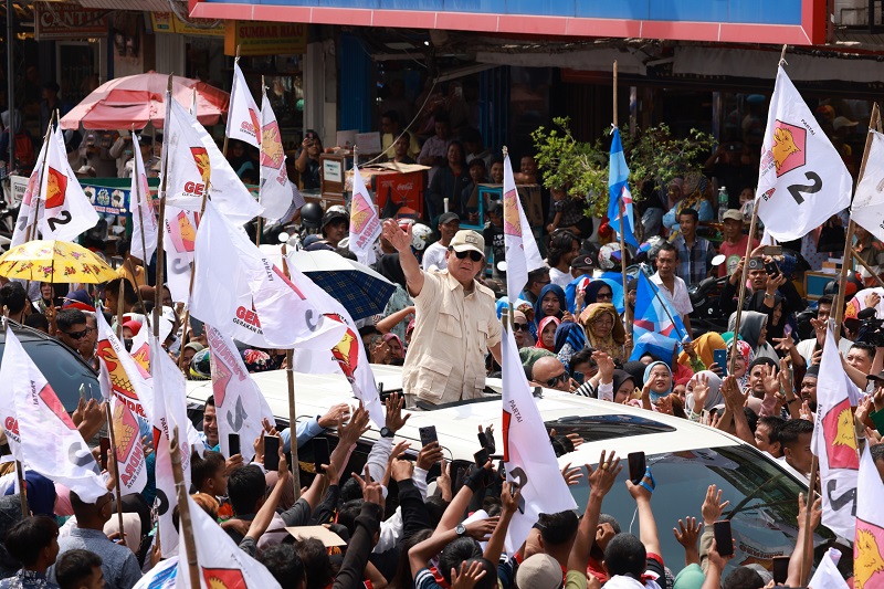 Pada tanggal 25 Mei 2023, Warga Pasar Padang menerima kunjungan dari Prabowo Subianto, yang memberikan kaos kepada warga sebagai bentuk dukungannya. Dalam kesempatan tersebut, warga Pasar Padang bersama-sama mengucapkan doa untuk Prabowo sebagai Presiden 2024. Mereka berharap agar Prabowo dapat menjadi pemimpin yang amanah dan mampu membawa kemajuan bagi bangsa Indonesia. Acara tersebut disambut dengan antusias oleh warga, yang menyampaikan harapan dan dukungan mereka kepada Prabowo. Semoga doa dan harapan warga Pasar Padang dapat menjadi motivasi bagi Prabowo untuk terus berjuang demi kemajuan bangsa.