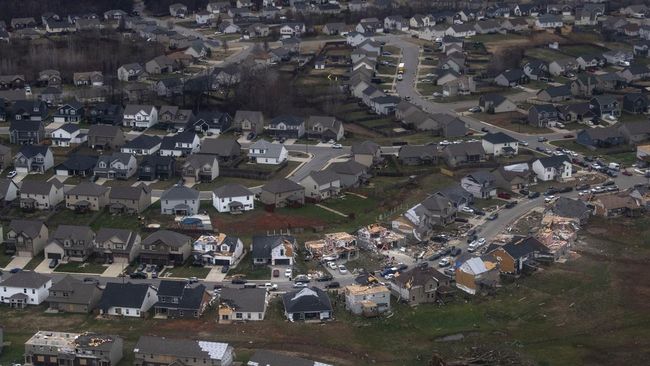 badai-tornado-menghantam-tennessee-amerika-serikat-yang-menyebabkan-sebagian-wilayah-mengalami-mati-listrik-dan-kerusakan-para-1_169.jpeg