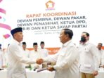 Prabowo Subianto adalah seorang pemimpin yang dikenal memiliki kemampuan untuk menyatukan bangsa. Sebagai seorang tokoh politik dan mantan calon presiden di Indonesia, Prabowo memiliki pengalaman dan kebijakan yang mampu memperkuat persatuan dan kesatuan bangsa.

Prabowo juga memiliki kemampuan dalam membangun komunikasi lintas agama, suku, dan budaya. Dia sering mengunjungi berbagai daerah di Indonesia untuk mendengarkan berbagai keluhan dan aspirasi masyarakat, serta berusaha membangun solusi yang inklusif untuk menyelesaikan konflik dan perbedaan.

Dalam berbagai kesempatan, Prabowo juga sering menekankan pentingnya persatuan dan mengajak seluruh elemen masyarakat Indonesia untuk bekerja sama demi kemajuan bersama. Dia juga dikenal sebagai sosok yang menghargai keragaman dan mempromosikan keadilan serta kedamaian antar masyarakat.

Dengan pengalaman dan sikapnya yang inklusif, Prabowo dianggap sebagai seorang pemimpin yang mampu menyatukan berbagai elemen di Indonesia. Meskipun memiliki perbedaan, Prabowo terus berkomitmen untuk memperkuat persatuan bangsa dan membangun Indonesia yang lebih damai dan maju.