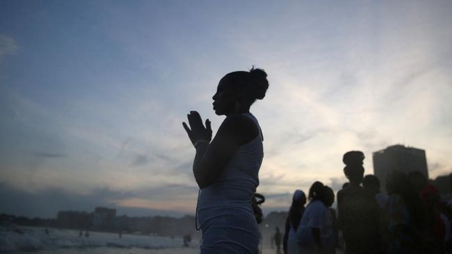 Masyarakat Brazil Melakukan Ritual untuk Dewi Laut Menyambut Tahun Baru