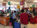 Warga Berburu Sembako Murah Meriah di Transmart Full Day Sale