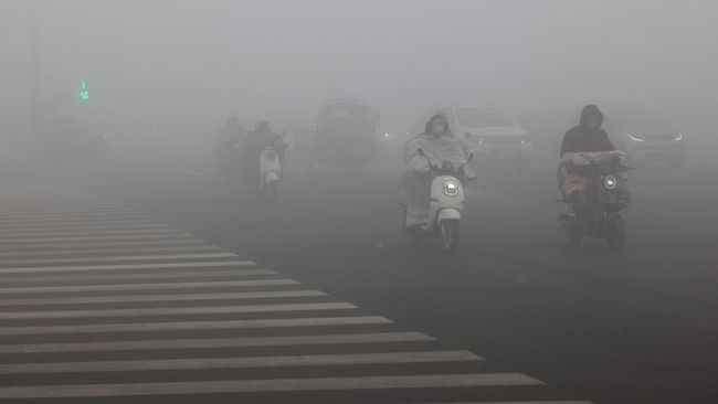 Potret China yang Diliputi Kabut Ekstrem, Bukan karena Covid – Penduduk Terlihat Menggunakan Masker