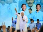 Prabowo and Nderek Guru volunteers join Habib Luthfi in a communal recitation in Serang.