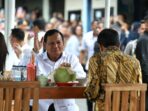 Jokowi and Prabowo Enjoy Bakso Bandongan at a Five-Foot Booth in Magelang, Central Java