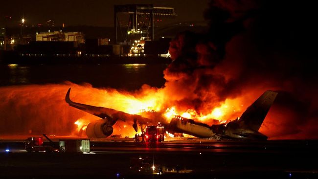 petugas-pemadam-kebakaran-bekerja-di-bandara-internasional-haneda-setelah-pesawat-a350-japan-airlines-terbakar-di-tokyo-jepang_169.jpeg