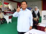 Prabowo Subianto Memilih di TPS 033 Bojong Koneng, Dengan Mengangkat Dua Jari Sebagai Pose Salam