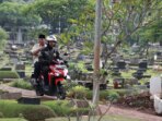 Prabowo Subianto Menggunakan Motor untuk Ziarah ke Makam Sang Ayah Setelah Pemilu dan Disambut oleh Ratusan Warga