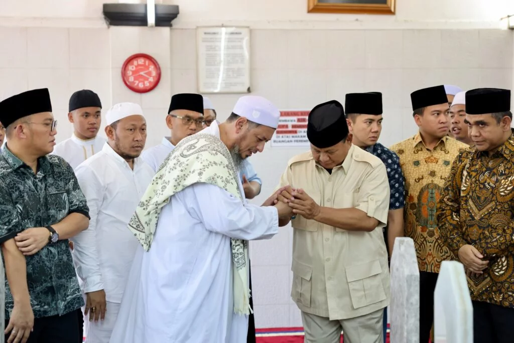 Prabowo Subianto Melakukan Ziarah ke Habib Ali Kwitang dan Memohon Doa untuk Kesuksesan di Masa Depan