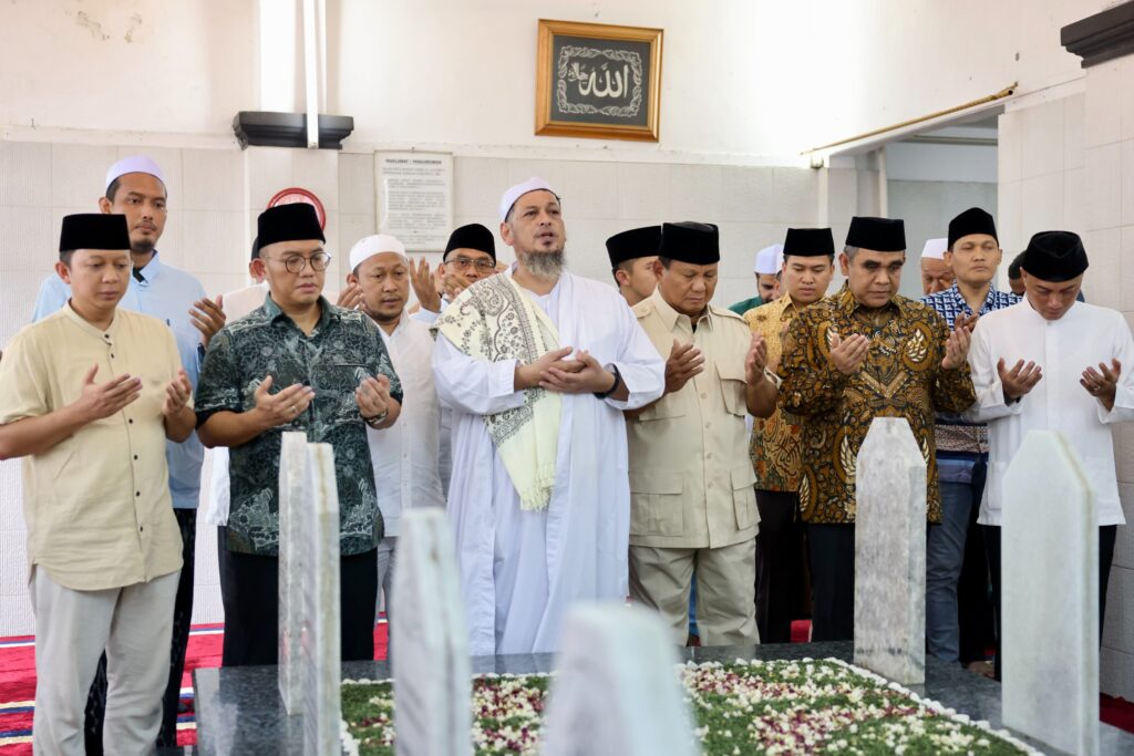 Prabowo Subianto Mengungkapkan Hubungan Kekerabatan Keluarga saat Ziarah ke Makam Habib Ali Kwitang