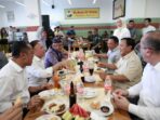 Prabowo Subianto Mampir Makan Bakso di Cimahi, Bernyanyi Bersama dan Disambut Meriah oleh Warga