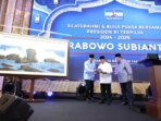 Prabowo Subianto Menerima Lukisan Tangan dari SBY dalam Acara Silaturahmi dan Bukber Partai Demokrat