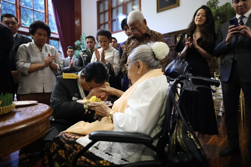 Prabowo Bersyukur dan Memberikan Penghormatan kepada Sukartini Djojohadikusumo setelah Dianugerahi Jenderal Bintang 4