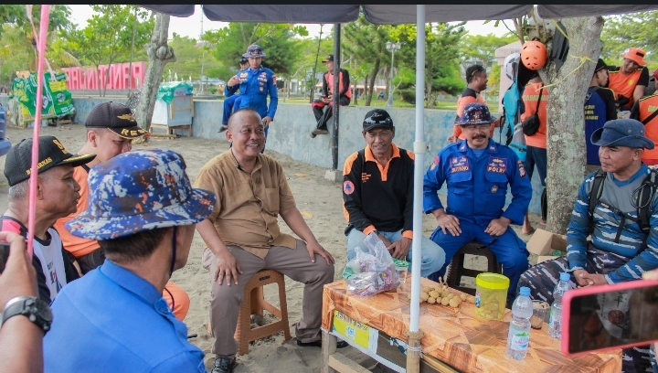 Bacabup Dadang Mengunjungi Tim SAR di Pantai Pangandaran