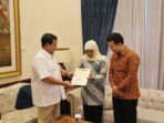 Prabowo Subianto Hands Over Endorsement Letter for East Java Governor Candidate