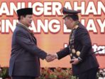 Prabowo Subianto Menerima Penghargaan Bintang Bhayangkara Utama dari Kepala Kepolisian Indonesia