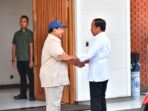 Prabowo Subianto Dekati Jokowi di Halim, Sampaikan Ucapan Selamat Ulang Tahun Secara Langsung