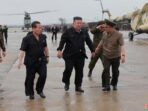 Kim Jong Un Hujan-hujanan dan Terjang Banjir di Korea Utara: Potret Langka