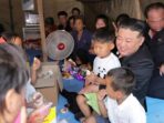 Kim Jong Un Memeluk Anak Korban Banjir dan Bersantai Bersama Korban, demi sebuah Potret Menyentuh