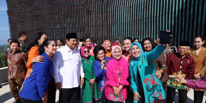 An Enjoyable Moment: Prabowo Subianto Snaps a Selfie with Iriana and Mothers at IKN