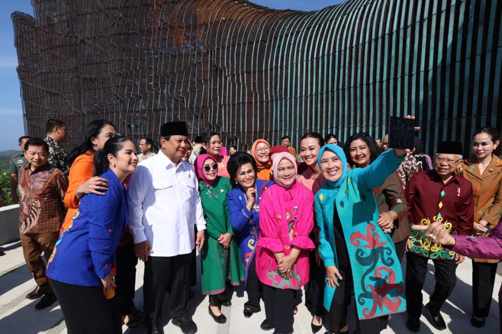 An Enjoyable Moment: Prabowo Subianto Snaps a Selfie with Iriana and Mothers at IKN