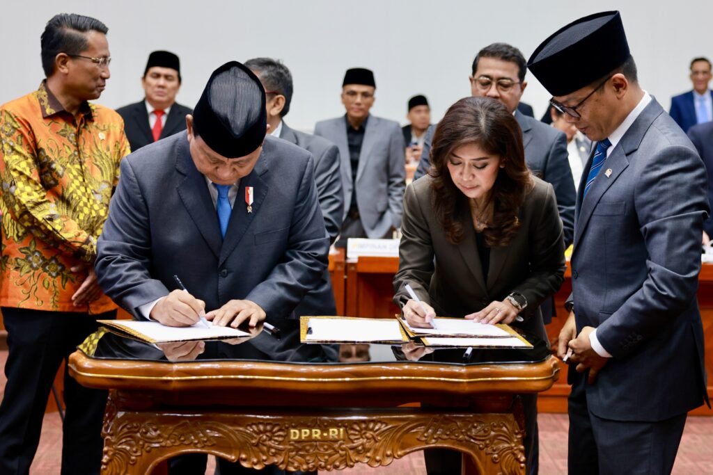 All Factions in Attendance Offer Prayers at Prabowo Subianto’s Final DPR Session