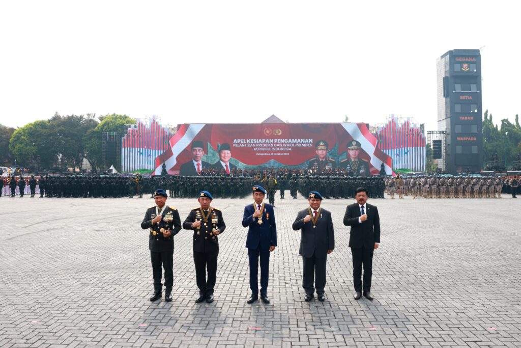 Jokowi dan Prabowo Subianto Naik Bersama di Jeep Pindad untuk Memeriksa Pasukan dalam Upacara Keamanan Pelantikan Presiden