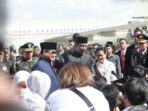 Prabowo Subianto Accompanies Jokowi to Halim and Extends Well Wishes for His Future