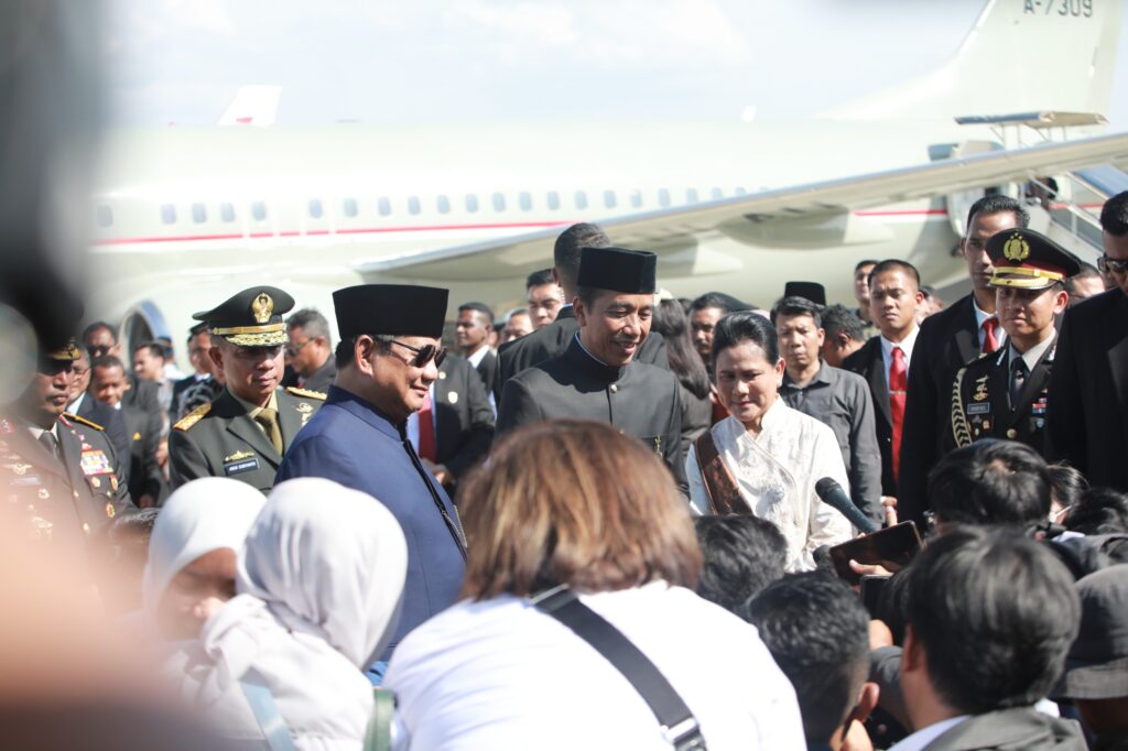 Prabowo Subianto Accompanies Jokowi to Halim and Extends Well Wishes for His Future