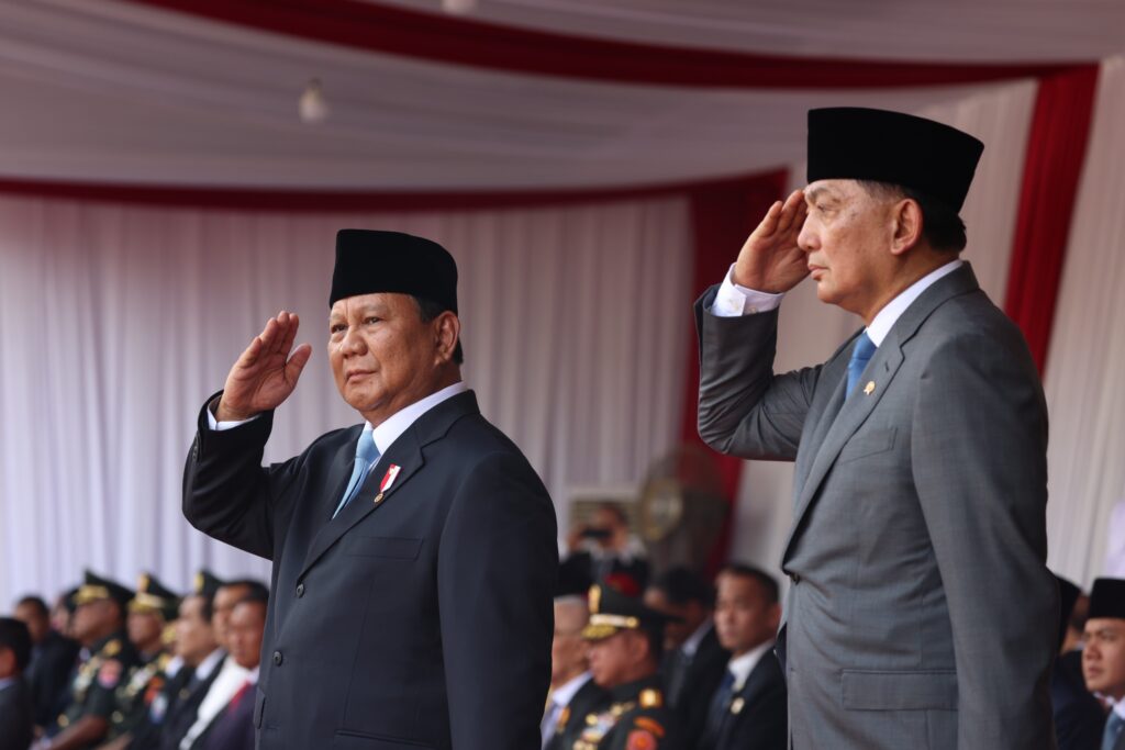 Enthusiastic Crowds Welcome Prabowo Subianto and Defense Minister Sjafrie as They Ride Maung after Handover Ceremony