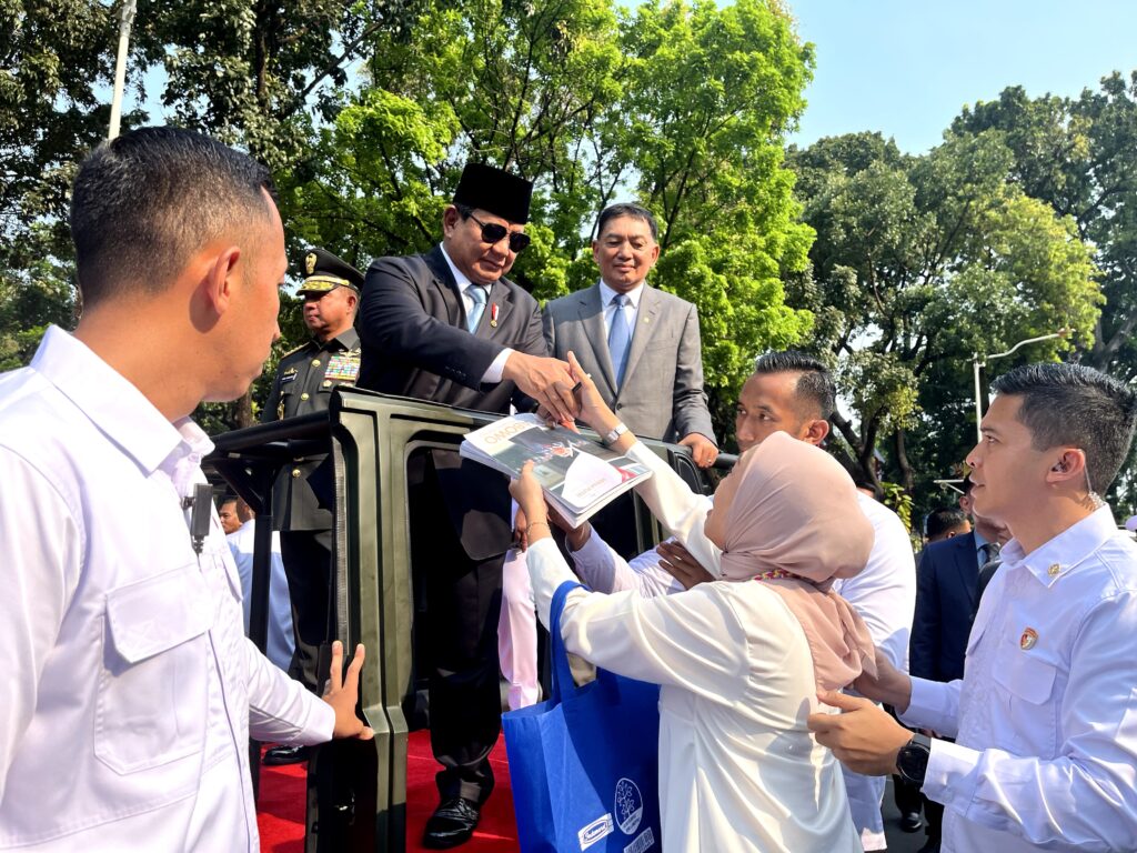 Citizens Meet Prabowo Subianto, Expressing Tears of Joy and Offering Prayers: “I Finally Obtained His Autograph”