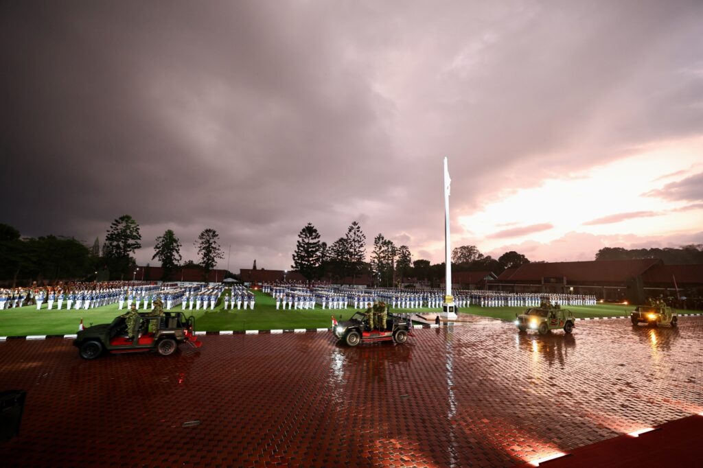 Prabowo Subianto Marches with Cabinet Generals in the Rain: “Leaders Get Wet When Soldiers Get Wet”