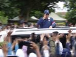 tulis ulang judul iniMagelang Residents Enthusiastically Greet Prabowo Subianto After Merah Putih Cabinet Retreat