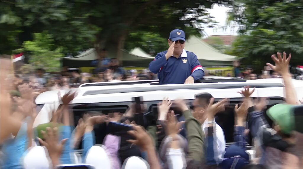 tulis ulang judul iniMagelang Residents Enthusiastically Greet Prabowo Subianto After Merah Putih Cabinet Retreat