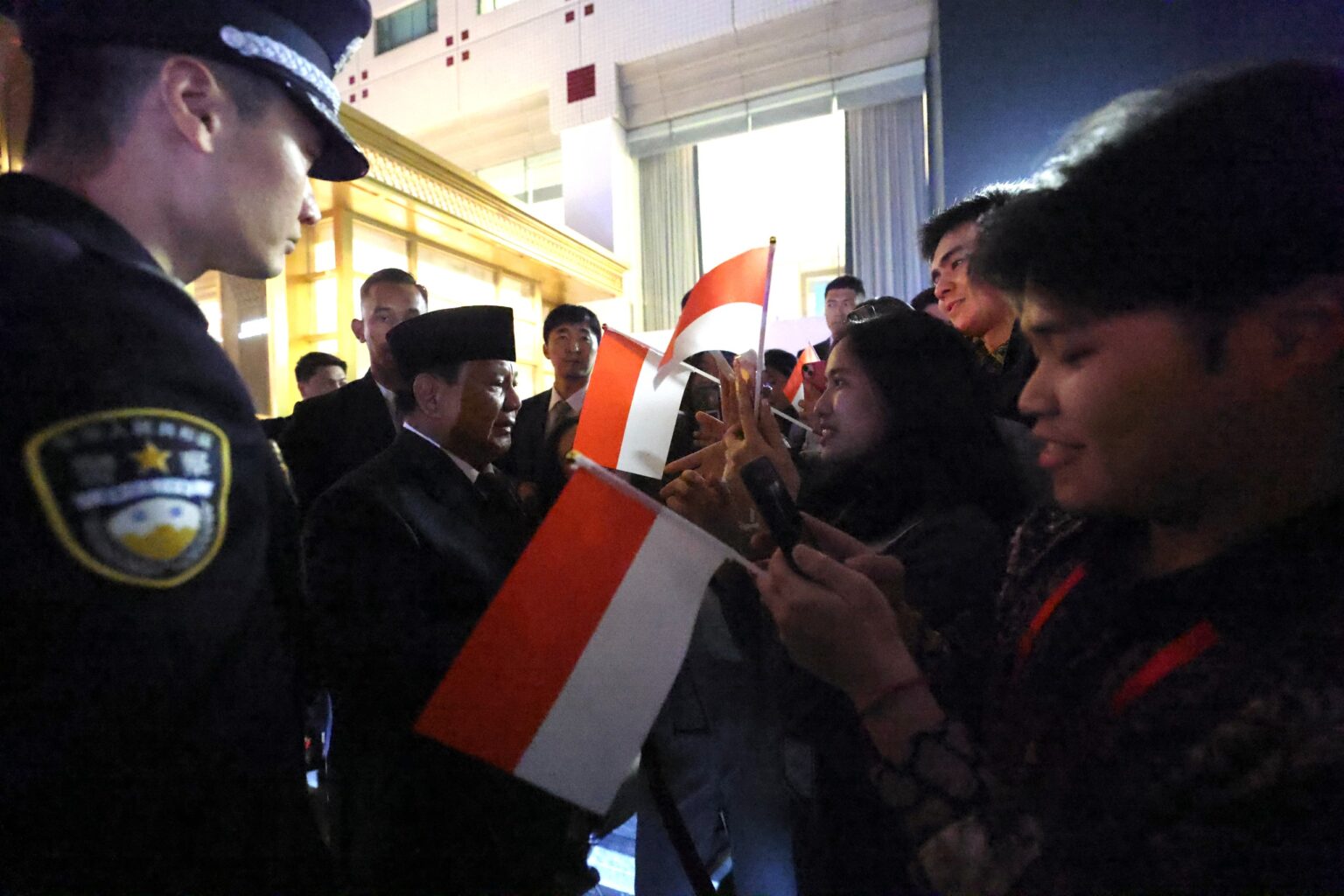 tulis ulang judul iniIndonesian Students in Beijing Excitedly Prepare to Welcome Prabowo Subianto