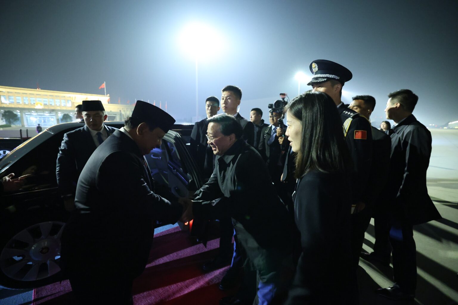 tulis ulang judul iniMahasiswa Indonesia di Beijing Antusias Menyambut Kedatangan Prabowo Subianto