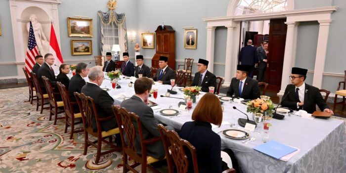 tulis ulang judul iniPrabowo Subianto Attends Dinner with U.S. Secretary of State Blinken, Discusses Solutions for Palestine