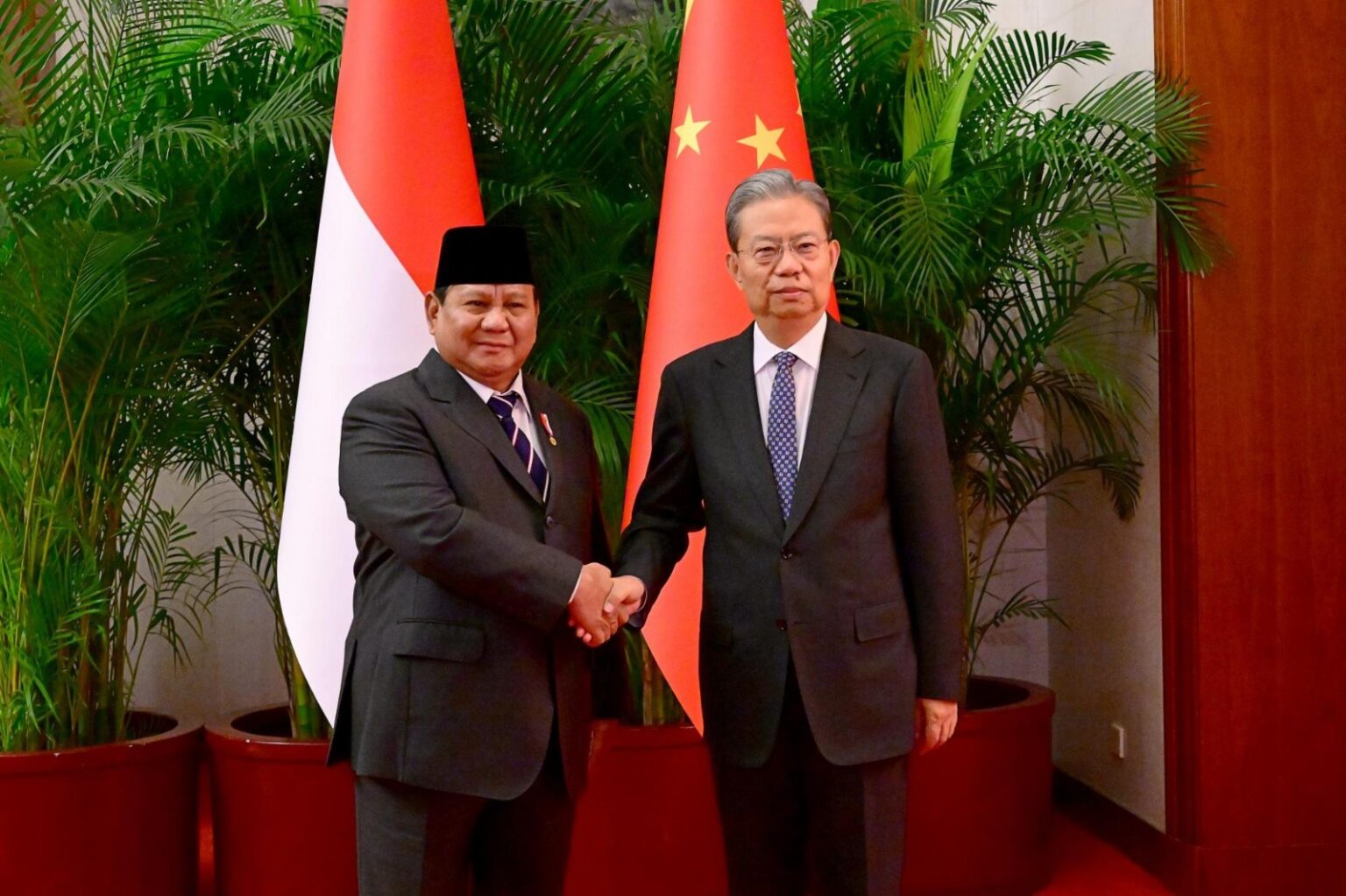 tulis ulang judul iniPrabowo Subianto Meets China’s NPC Chairman, Reaffirms Commitment to Strengthen Bilateral Relations