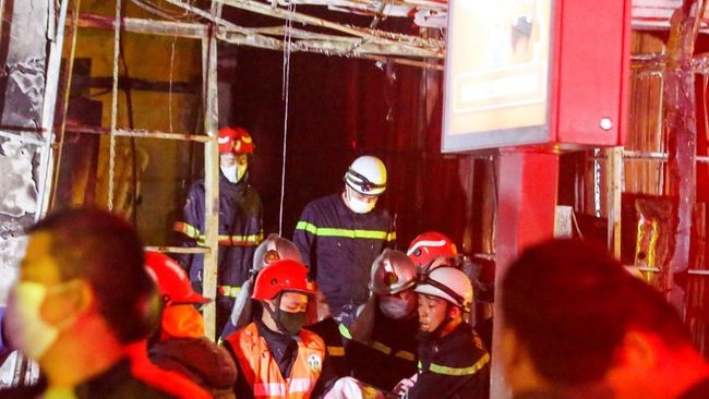 petugas-pemadam-kebakaran-dan-penyelamat-membawa-korban-ke-ambulans-setelah-kebakaran-di-sebuah-bar-karaoke-di-hanoi-pada-19-d_169.jpeg