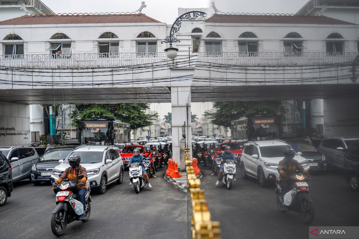antarafoto-kemacetan-kota-bandung-saat-libur-panjang-250524-rai-4.jpg